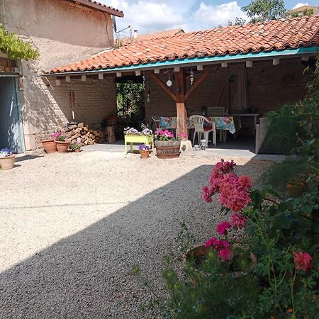 La Cour Bed and Breakfast Villefagnan Esterno foto