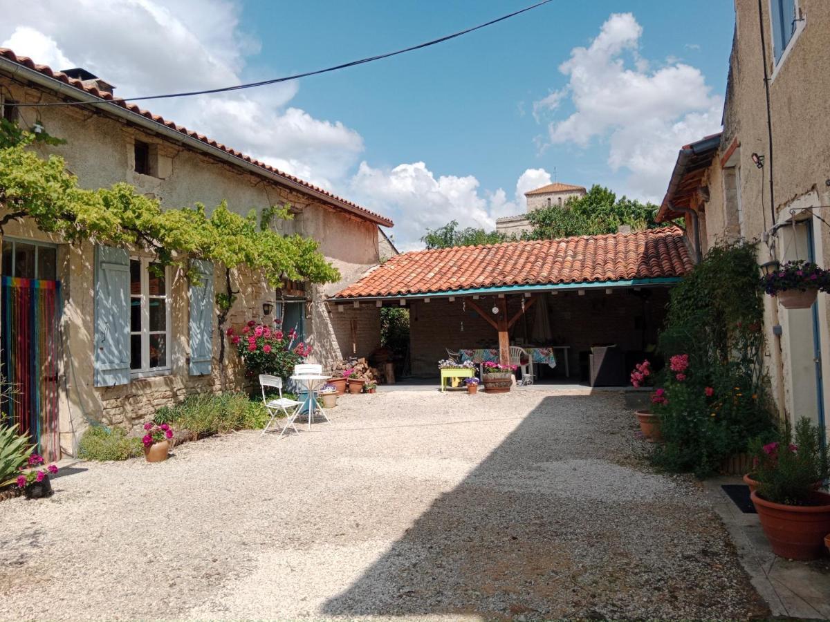 La Cour Bed and Breakfast Villefagnan Esterno foto