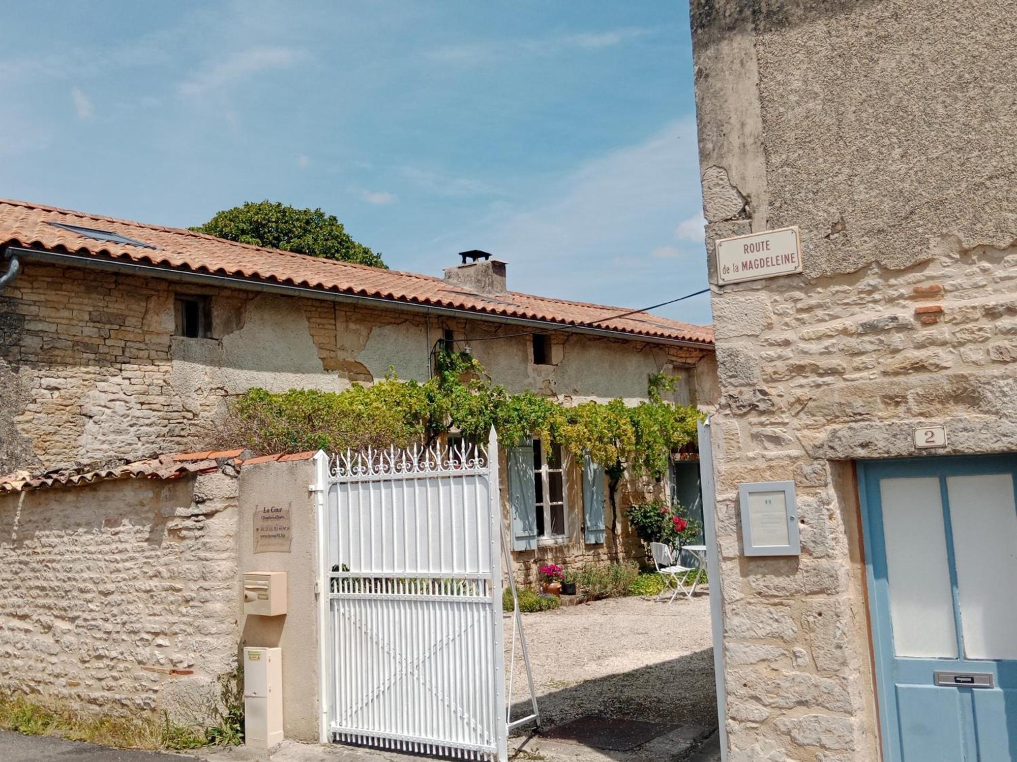 La Cour Bed and Breakfast Villefagnan Esterno foto