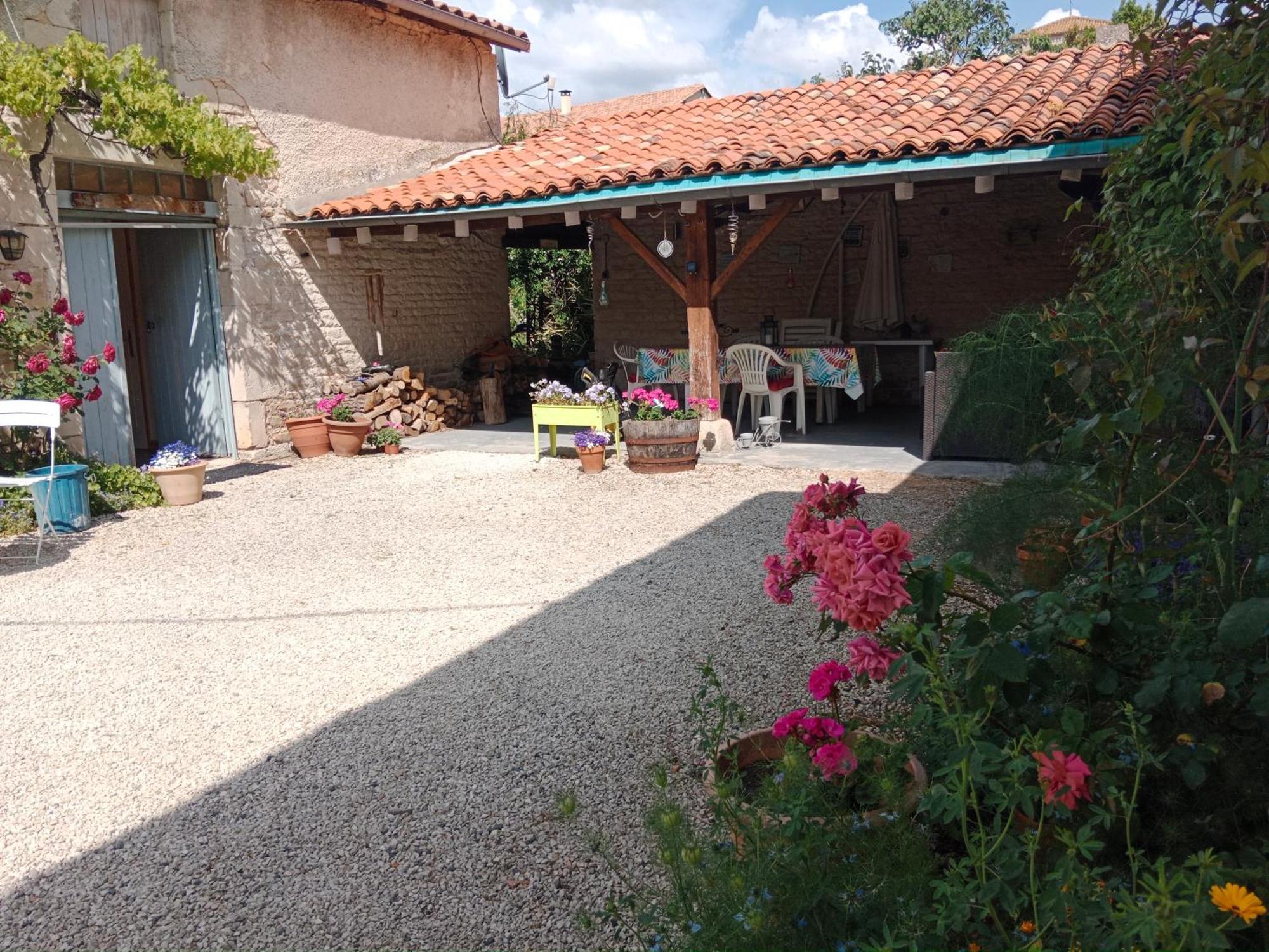 La Cour Bed and Breakfast Villefagnan Esterno foto